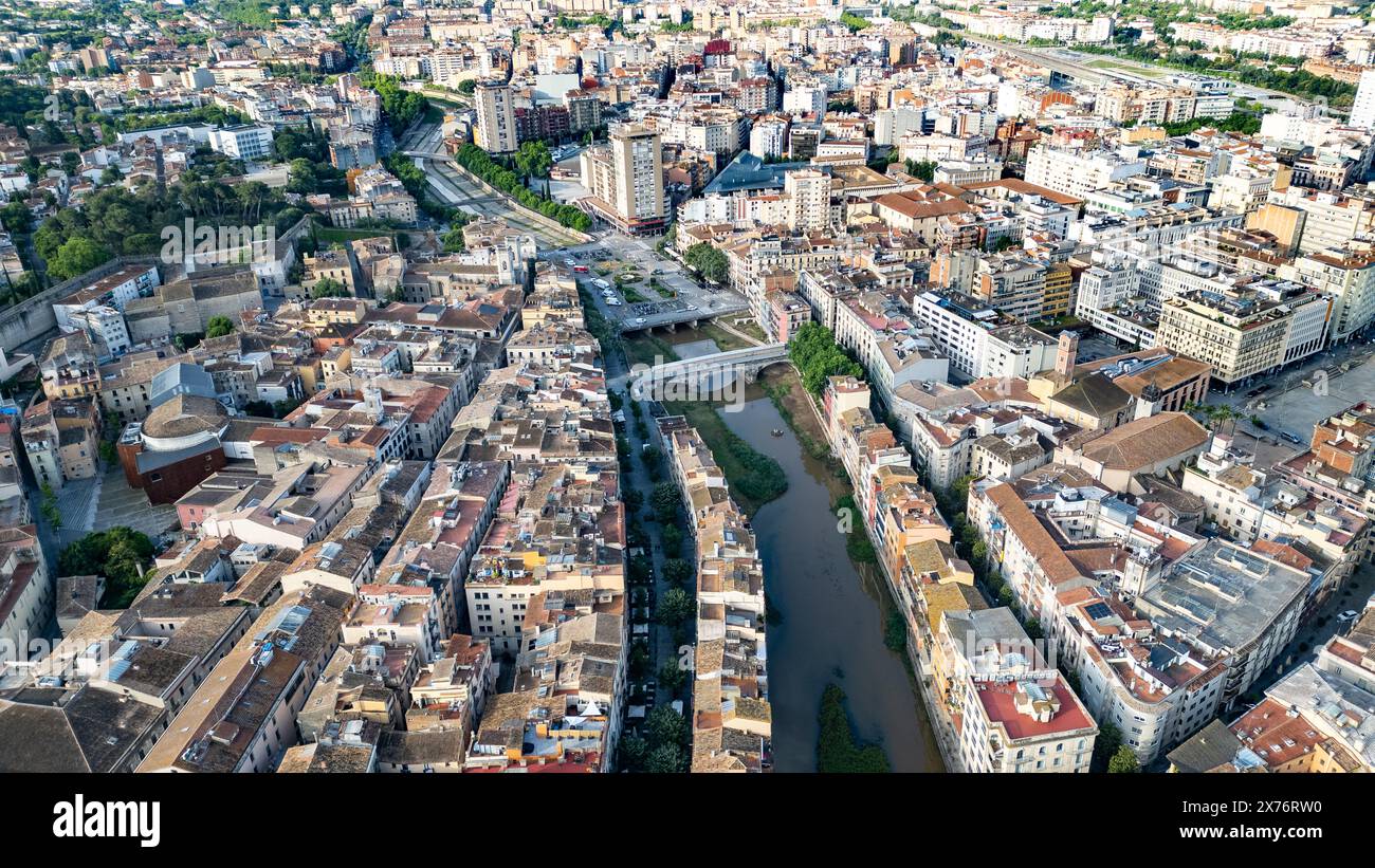 Une vue aérienne avec un drone sur le milieu de Gérone et les toits, Catalogne - Espagne. ©Paul Todd/OUTSIDEIMAGES. COM Banque D'Images