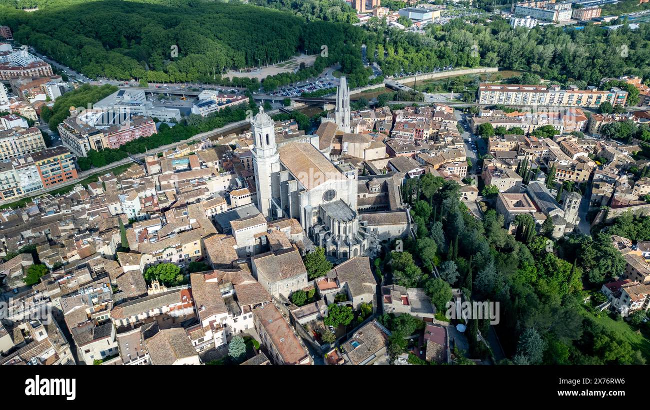 Une vue aérienne avec un drone sur le milieu de Gérone et les toits, Catalogne - Espagne. ©Paul Todd/OUTSIDEIMAGES. COM Banque D'Images