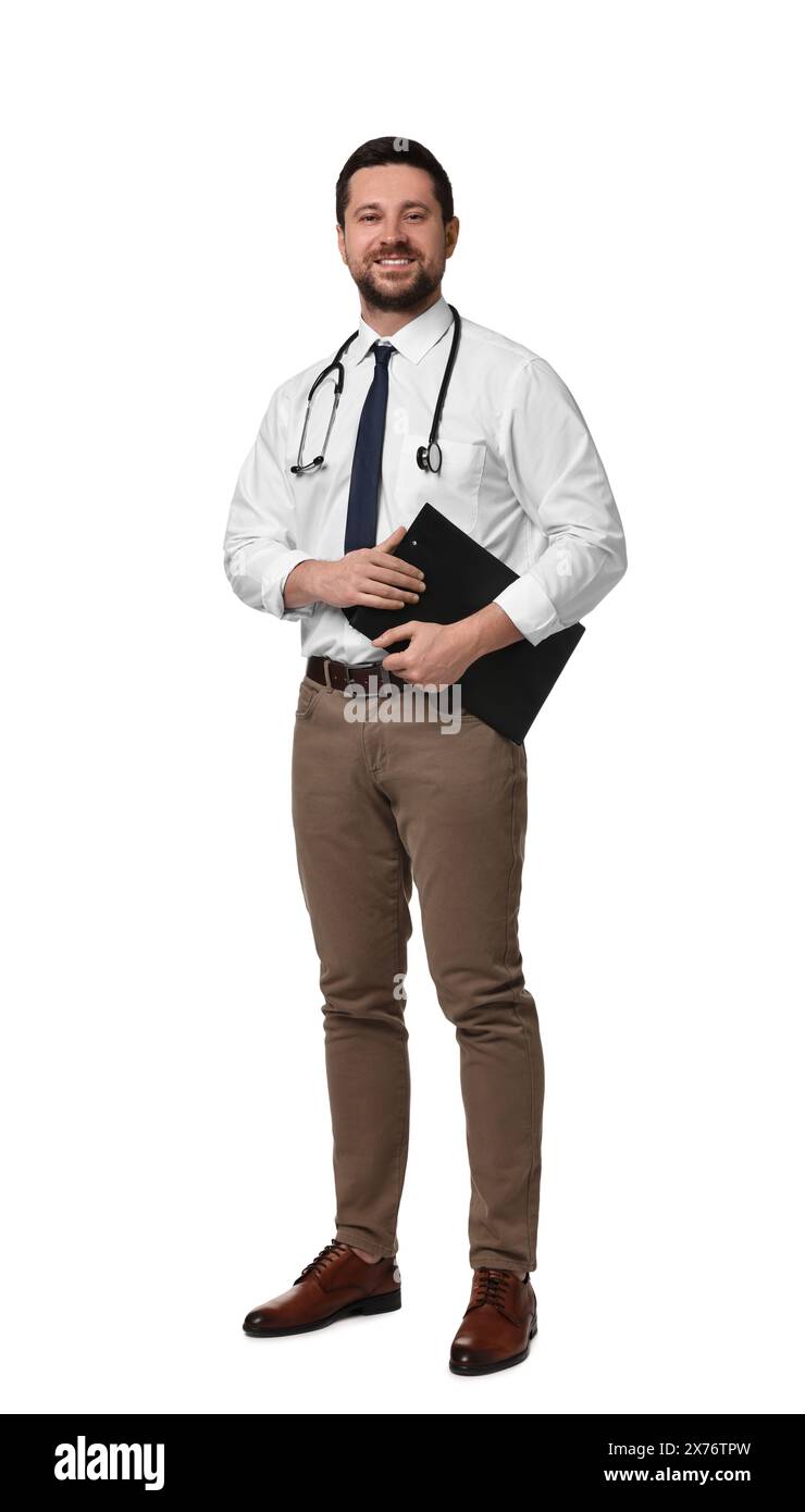 Portrait de Happy Doctor avec stéthoscope et presse-papiers sur fond blanc Banque D'Images