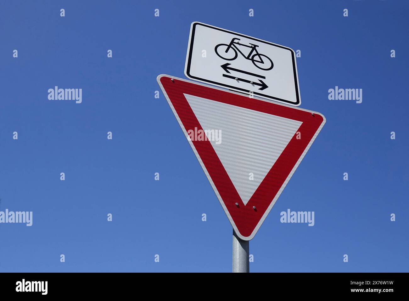 Vorfahrtsschild mit Fahrradpiktogramm Vorfahrtsschild mit Fahrradpiktogramm, 12.05.2024