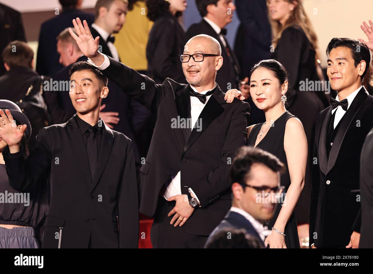 Cannes, France. 17 mai 2024. Le réalisateur chinois Guan Hu (C) et les acteurs Zhou You (1ère l), Liang Jing (2ème R) et Eddie Peng arrivent sur le tapis rouge pour le film 'Gou Zhen' (chien noir) lors de la 77ème édition du Festival de Cannes, dans le sud de la France, le 17 mai 2024. Le film 'Gou Zhen' (chien noir) est en compétition pour la catégorie un certain regard du festival. Crédit : Gao Jing/Xinhua/Alamy Live News Banque D'Images