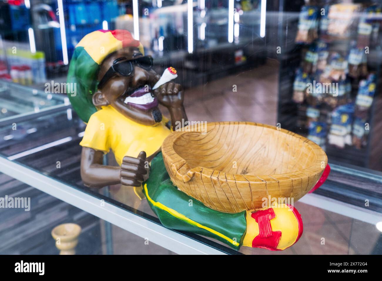 De l'ère du pot légalisé, un cendrier avec un gars fumant un joint gras. Sur Steinway à. À Astoria, Queens, New York. Banque D'Images