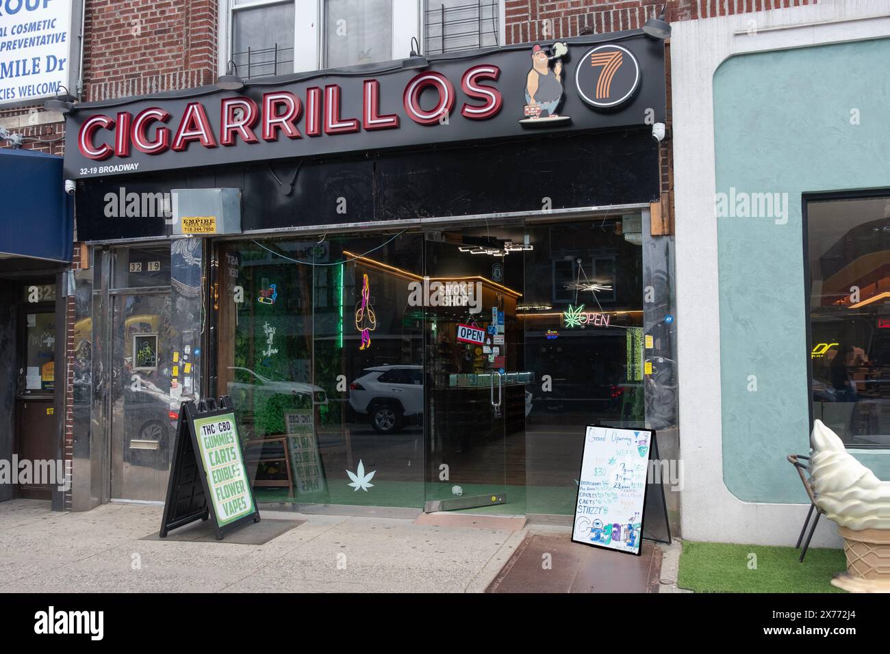 CIGARRILLOS 7, l'extérieur d'un fumoir sur Broadway à Astoria, Queens, New York. Banque D'Images