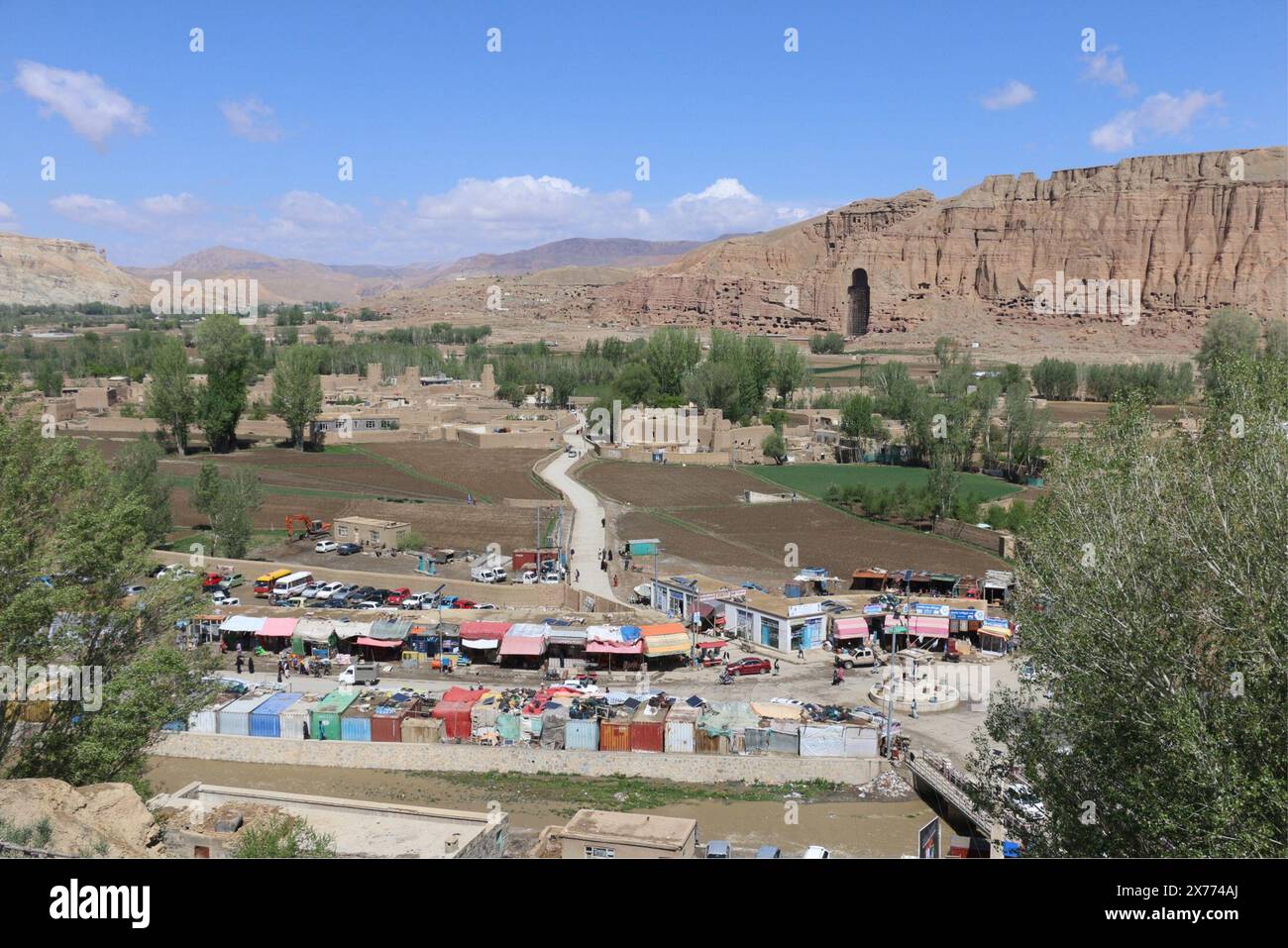 Bamyan. 18 mai 2024. Cette photo prise le 18 mai 2024 montre une vue de la ville de Bamyan, province de Bamyan, au centre de l'Afghanistan. Les trois ressortissants étrangers tués vendredi dans une fusillade dans la province de Bamyan, au centre de l'Afghanistan, ont été confirmés comme étant espagnols, dont deux femmes, a déclaré samedi un responsable de la police locale. Quatre ressortissants étrangers ont également été blessés dans l'attaque, respectivement d'Espagne, de Norvège, d'Australie et de Lituanie. Parmi eux, deux étaient des femmes, a déclaré à Xinhua le porte-parole de la police provinciale de Bamyan, Muhammad Khawani Rasa. Crédit : Ziaodin Azad/Xinhua/Alamy Live News Banque D'Images