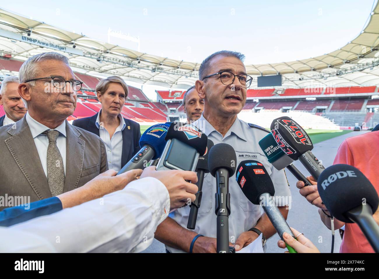 Anton Saile, Polizeipräsident Mitte, relie Thomas Strobl Mitte, CDU, Innenminister und stv. Ministerpräsident. Anti-Terror-Übung der Polizei Baden-Württemberg im Fußballstadion. IM Vorfeld der Fußball-EM proben 1200 Polizistinnen und Polizisten den Ernstfall. Szenario War ein Messerstecker auf der Tribüne der MHP-Arena, dem Stadion des VfB Stuttgart, das zugleich Austragungsort von fünf EM-Spielen ist. Nach der Erstversorgung durch die Polizei wurde auch die Übergabe der Verletzten an Rettungsdienste und Feuerwehr geprobt. // 14.05 2024 : Stuttgart, Bade-Württemberg, Allemagne *** Anton Sail Banque D'Images