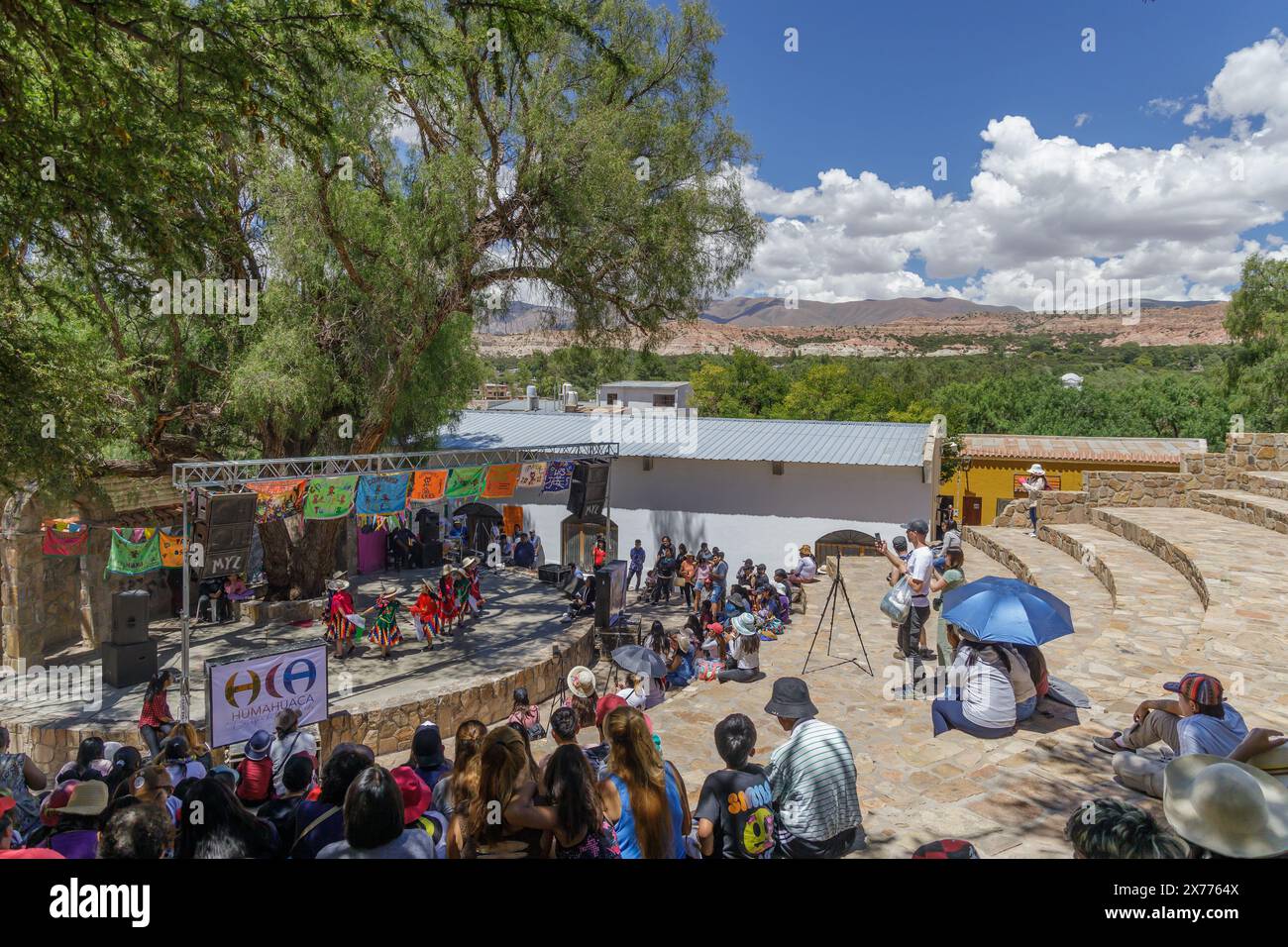 Jujuy, Argentine - 25 janvier 2024 : Fête populaire dans un amphithéâtre à Humahuaca dans la province Argentine de Jujuy. Banque D'Images