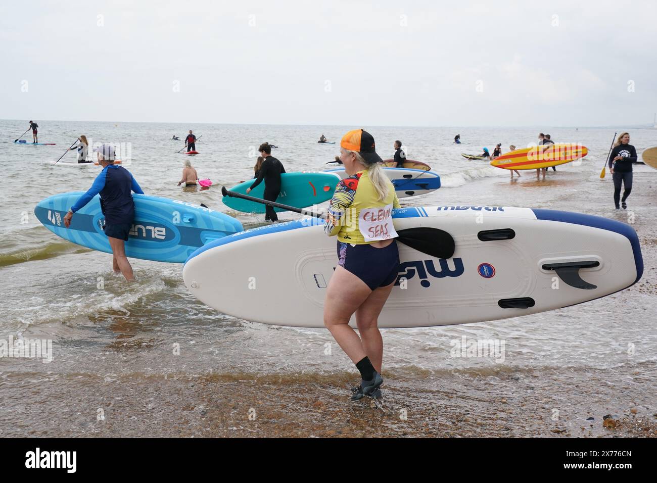 Manifestants lors d'une manifestation de paddle-out de Surfers Against Sewage (SAS) à Brighton. Les manifestations ont été coordonnées à l'échelle nationale par Surfers Against Sewage, qui appelle à la fin des rejets d'eaux usées qui affligent les rivières et les mers du Royaume-Uni, car les débordements d'eaux usées continuent d'avoir un impact dévastateur sur l'environnement et la santé humaine. Date de la photo : samedi 18 mai 2024. Banque D'Images