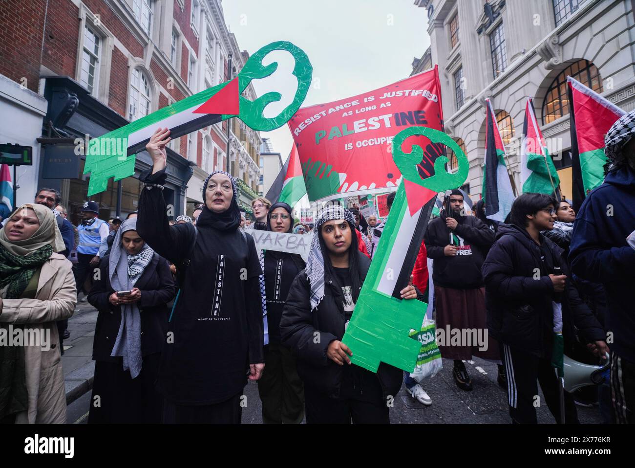 Londres, Royaume-Uni. 18 mai 2024. Les manifestants portent un symbole clé d'une maison perdue lors de la marche nationale pour la Palestine commémorant le 76ème anniversaire de la Nakba . La Nakba, qui signifie «catastrophe» en arabe, est marquée par les Palestiniens pour se souvenir de l'exode de centaines de milliers de Palestiniens de leurs maisons et de leurs terres 1948 après la fondation d'Israël. Credit : amer Ghazzal/Alamy Live News Banque D'Images