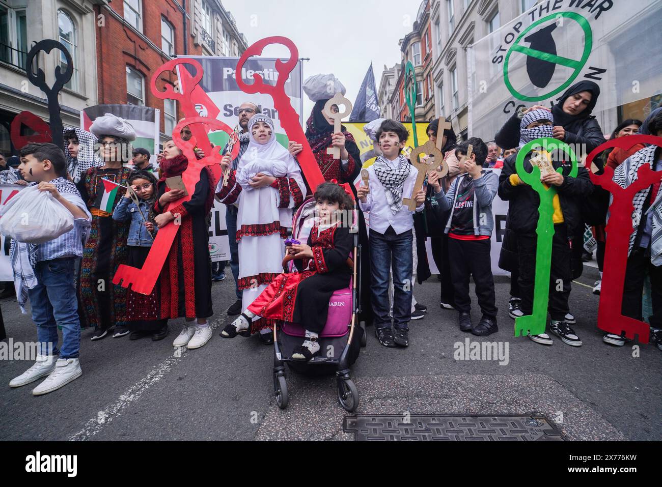 Londres, Royaume-Uni. 18 mai 2024. Les manifestants portent un symbole clé d'une maison perdue lors de la marche nationale pour la Palestine commémorant le 76ème anniversaire de la Nakba . La Nakba, qui signifie «catastrophe» en arabe, est marquée par les Palestiniens pour se souvenir de l'exode de centaines de milliers de Palestiniens de leurs maisons et de leurs terres 1948 après la fondation d'Israël. Credit : amer Ghazzal/Alamy Live News Banque D'Images