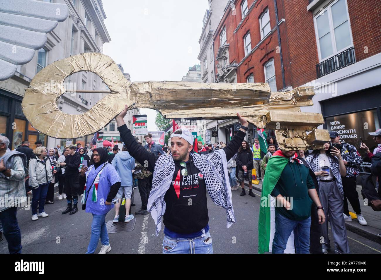 Londres, Royaume-Uni. 18 mai 2024. Les manifestants portent un symbole clé d'une maison perdue lors de la marche nationale pour la Palestine commémorant le 76ème anniversaire de la Nakba . La Nakba, qui signifie «catastrophe» en arabe, est marquée par les Palestiniens pour se souvenir de l'exode de centaines de milliers de Palestiniens de leurs maisons et de leurs terres 1948 après la fondation d'Israël. Credit : amer Ghazzal/Alamy Live News Banque D'Images