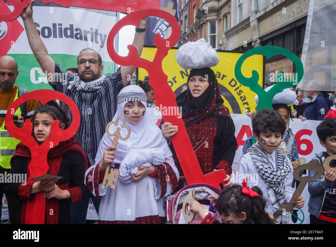 Londres, Royaume-Uni. 18 mai 2024. Les manifestants portent un symbole clé d'une maison perdue lors de la marche nationale pour la Palestine commémorant le 76ème anniversaire de la Nakba . La Nakba, qui signifie «catastrophe» en arabe, est marquée par les Palestiniens pour se souvenir de l'exode de centaines de milliers de Palestiniens de leurs maisons et de leurs terres 1948 après la fondation d'Israël. Credit : amer Ghazzal/Alamy Live News Banque D'Images