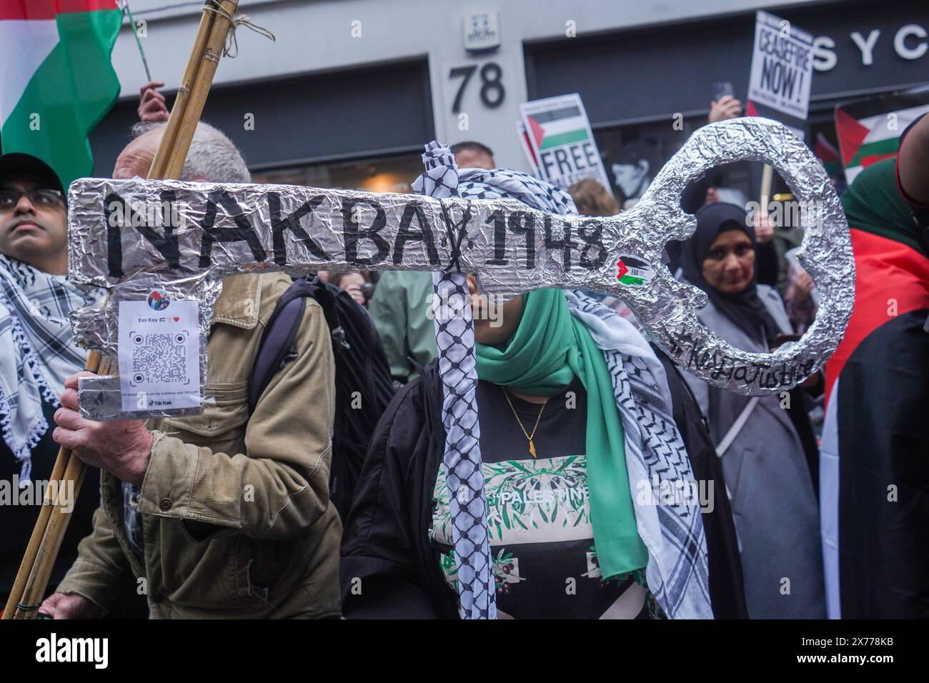 Londres, Royaume-Uni. 18 mai 2024. Les manifestants portent un symbole clé d'une maison perdue lors de la marche nationale pour la Palestine commémorant le 76ème anniversaire de la Nakba . La Nakba, qui signifie «catastrophe» en arabe, est marquée par les Palestiniens pour se souvenir de l'exode de centaines de milliers de Palestiniens de leurs maisons et de leurs terres 1948 après la fondation d'Israël. Credit : amer Ghazzal/Alamy Live News Banque D'Images