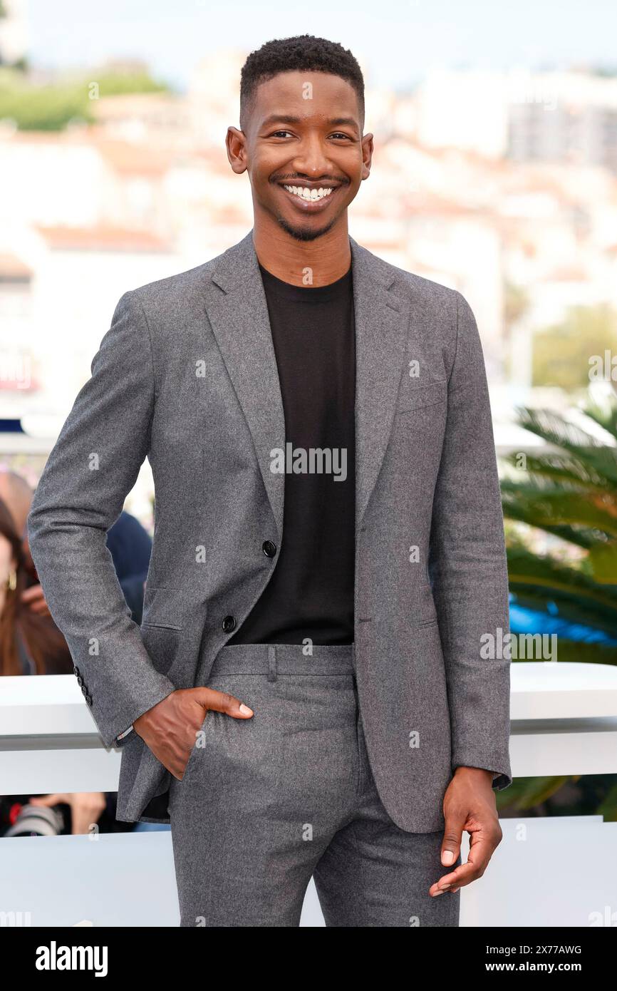 Mamoudou Athie pose à l'appel photo de 'genres de gentillesse' lors du 77ème Festival de Cannes au Palais des Festivals de Cannes, France, le 18 mai 2024. Banque D'Images