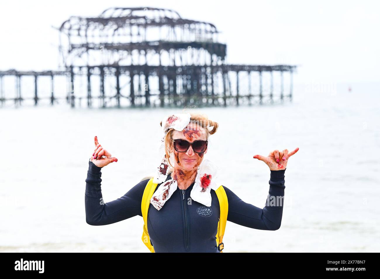 Brighton UK 18 mai 2024 - les Surfers contre les eaux usées protestent aujourd'hui par West Pier de Brighton alors que des centaines de planchistes et de nageurs prennent la mer faisant campagne pour que les compagnies d'eau cessent de pomper les eaux usées dans la mer et les voies navigables autour de la Grande-Bretagne . Crédit Simon Dack / Alamy Live News Banque D'Images