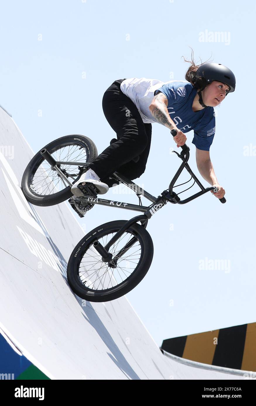 Shanghai. 18 mai 2024. Perris Benegas, des États-Unis, participe à la finale du Cycling BMX Freestyle Women's Park lors de la série olympique qualificative de Shanghai à Shanghai, dans l'est de la Chine, le 18 mai 2024. Crédit : Xu Yanan/Xinhua/Alamy Live News Banque D'Images