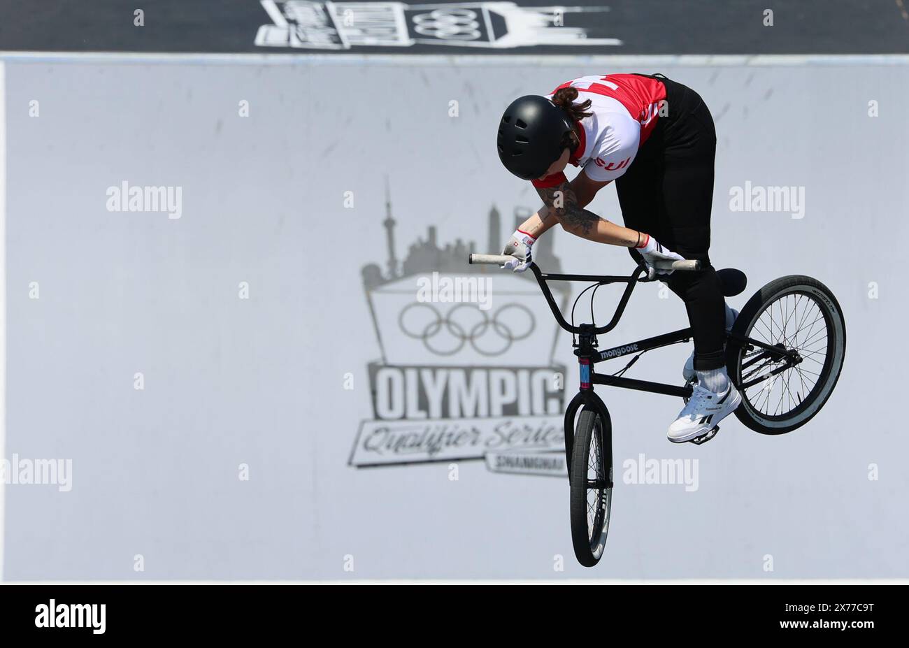 Shanghai. 18 mai 2024. Nikita Ducarroz, de Suisse, participe à la finale du parc féminin de BMX Freestyle à la série olympique qualificative de Shanghai à Shanghai, dans l'est de la Chine, le 18 mai 2024. Crédit : Wang Kaiyan/Xinhua/Alamy Live News Banque D'Images