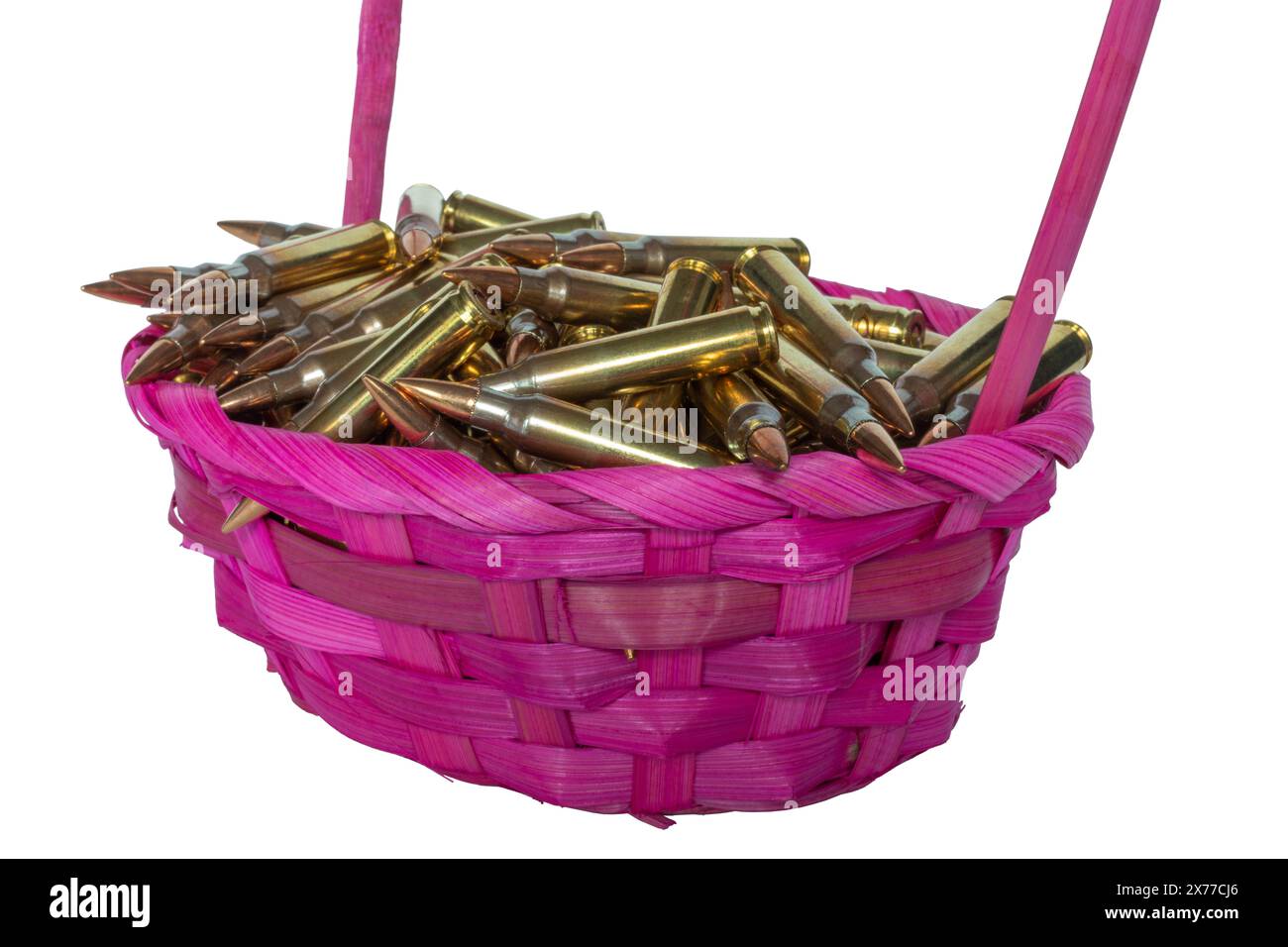 Panier de Pâques rose tissé à partir de bois mince plein de cartouches de fusil d'assaut isolé dans une photo de studio. Banque D'Images