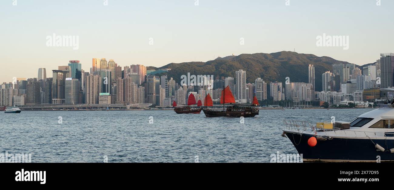 HONG KONG, CHINE - 07 DÉCEMBRE 2023 : Aqua Luna et Aqua Luna II dans le port de Victoria, Hong Kong. Banque D'Images