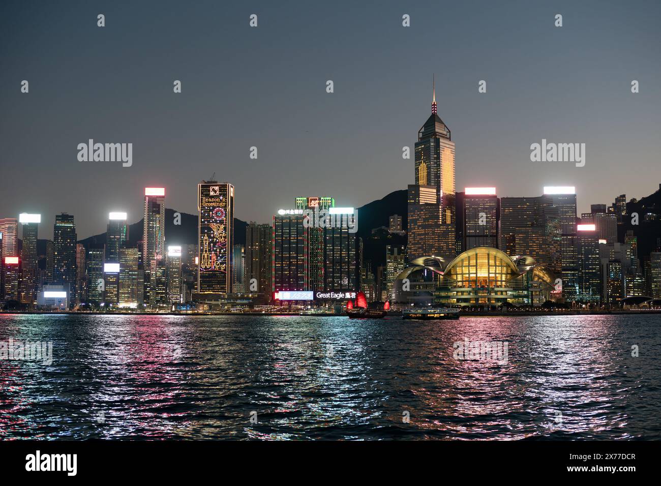 HONG KONG, CHINE - 07 DÉCEMBRE 2023 : vue nocturne de l'île de Hong Kong depuis Tsim Sha Tsui. Banque D'Images