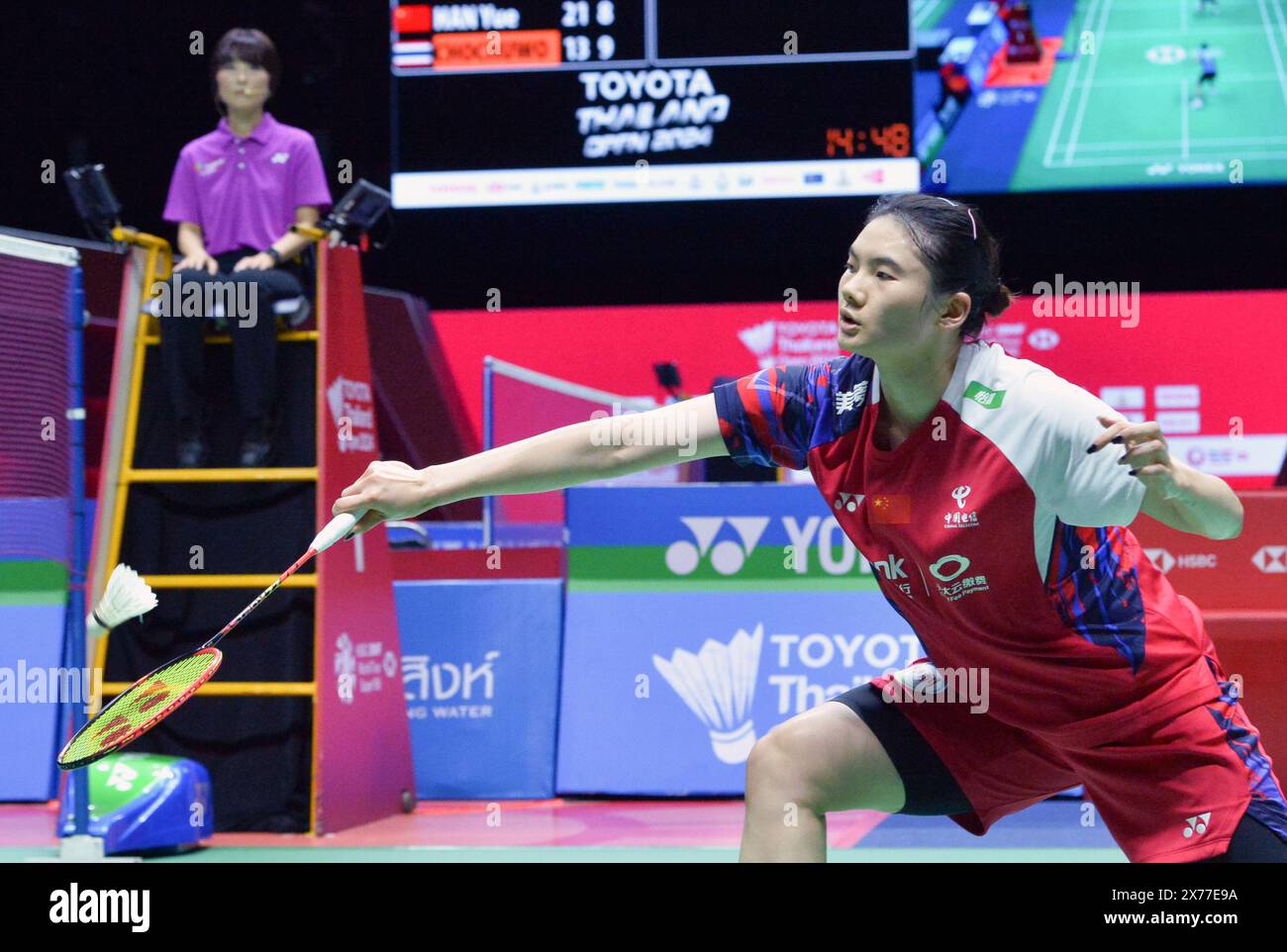 Bangkok, Thaïlande. 18 mai 2024. Han Yue, de Chine, fait son retour lors de la demi-finale féminine en simple contre Pornpawee Chochuwong, de Thaïlande, au Thailand Open 2024 à Bangkok, Thaïlande, le 18 mai 2024. Crédit : Rachen Sageamsak/Xinhua/Alamy Live News Banque D'Images