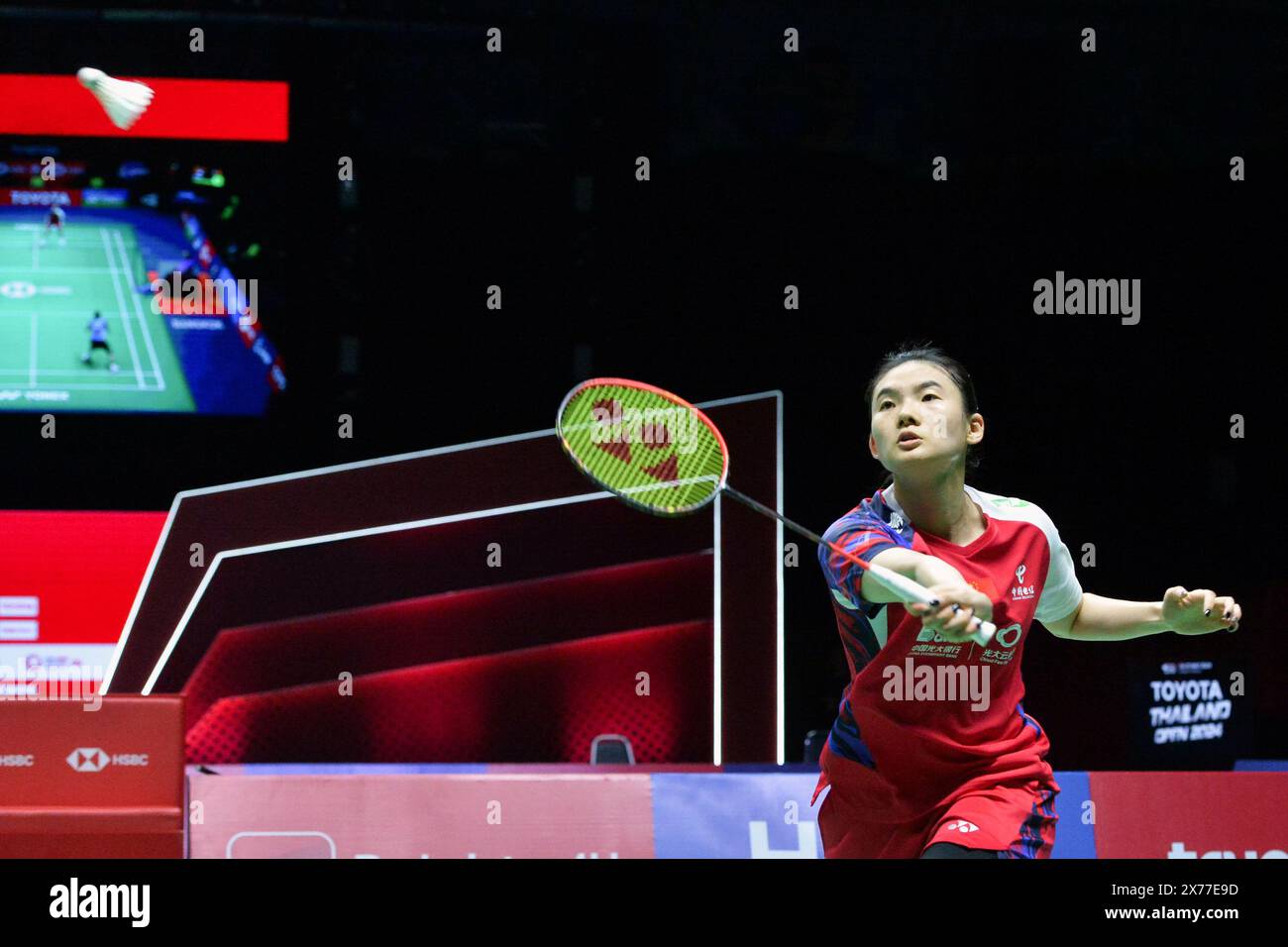 Bangkok, Thaïlande. 18 mai 2024. Han Yue, de Chine, fait son retour lors de la demi-finale féminine en simple contre Pornpawee Chochuwong, de Thaïlande, au Thailand Open 2024 à Bangkok, Thaïlande, le 18 mai 2024. Crédit : Rachen Sageamsak/Xinhua/Alamy Live News Banque D'Images