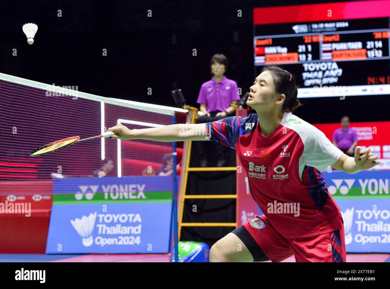 Bangkok, Thaïlande. 18 mai 2024. Han Yue, de Chine, fait son retour lors de la demi-finale féminine en simple contre Pornpawee Chochuwong, de Thaïlande, au Thailand Open 2024 à Bangkok, Thaïlande, le 18 mai 2024. Crédit : Rachen Sageamsak/Xinhua/Alamy Live News Banque D'Images