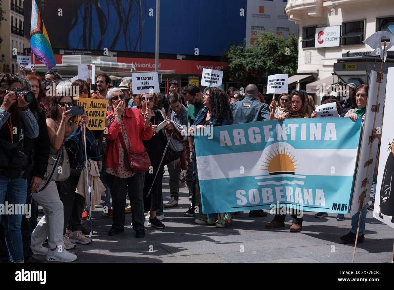 Plusieurs personnes manifestent lors d'une manifestation contre la visite de Milei en Espagne sur la Plaza de Callao, le 17 mai 2024, à Madrid, Espagne. Banque D'Images