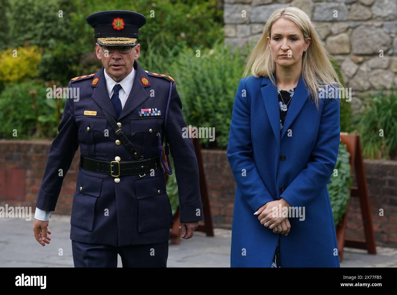 La ministre de la Justice Helen McEntee (à droite) et le commissaire de la Garda Drew Harris, qui participeront à la Journée commémorative annuelle de la Garda en l'honneur des 89 membres d'an Garda Siochana tués dans l'exercice de leurs fonctions et qui ont donné leur vie au service de l'État, auront lieu aux jardins Dubhlinn, château de Dublin. Date de la photo : samedi 18 mai 2024. Banque D'Images