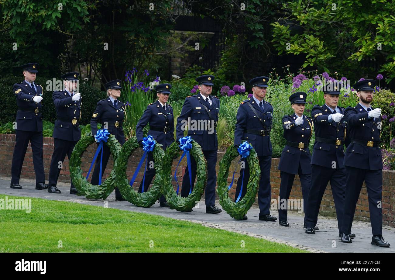 Membres d'an Garda lors de la Journée annuelle de commémoration de la Garda pour honorer les 89 membres d'an Garda Siochana tués dans l'exercice de leurs fonctions et qui ont donné leur vie au service de l'État, aux jardins Dubhlinn, au château de Dublin. Date de la photo : samedi 18 mai 2024. Banque D'Images