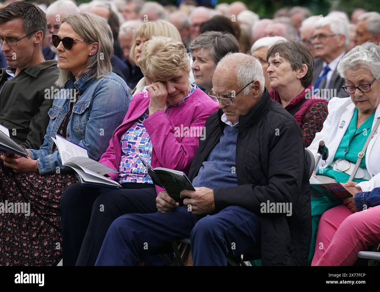 Les gens assistent au jour commémoratif annuel de la Garda pour honorer les 89 membres d'an Garda Siochana tués dans l'exercice de leurs fonctions et qui ont donné leur vie au service de l'État, aux jardins Dubhlinn, au château de Dublin. Date de la photo : samedi 18 mai 2024. Banque D'Images