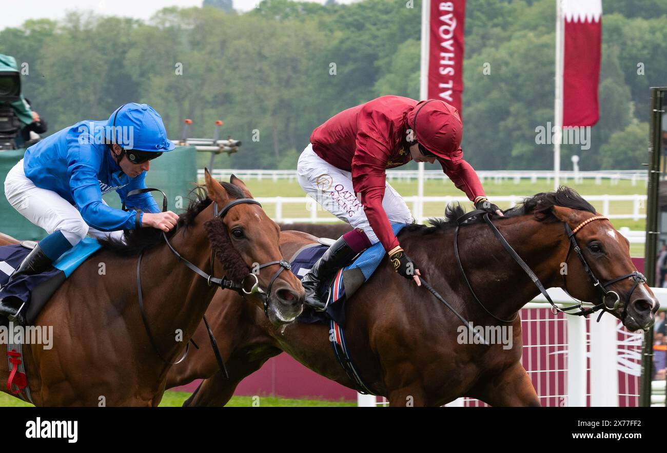 Middle Earth et Oisin Murphy remportent l'ouverture le Lockinge Day, les Aston Park Stakes du Groupe 3 Sky Sports Racing pour les entraîneurs John & Thady Gosden et les propriétaires Qatar Bloodstock et Ciaron Maher. Crédit JTW Equine images / Alamy Live News Banque D'Images