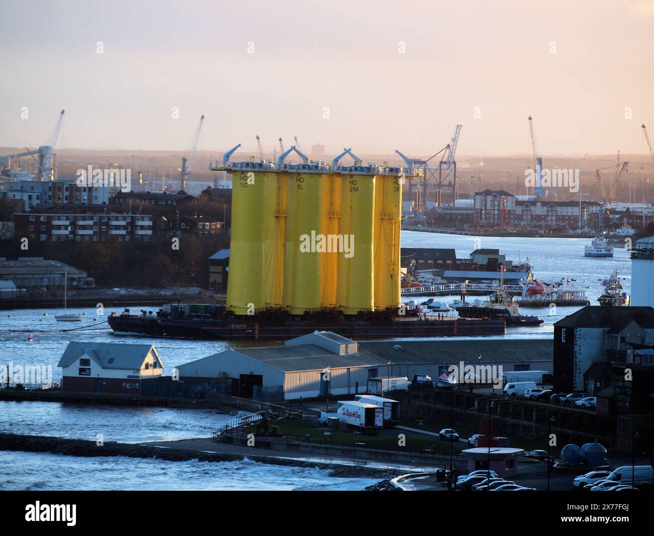 Des superstructures sous-marines d'éoliennes ont été transportées sur la rivière Tyne dans la mer du Nord pour être construites dans un parc éolien. Banque D'Images
