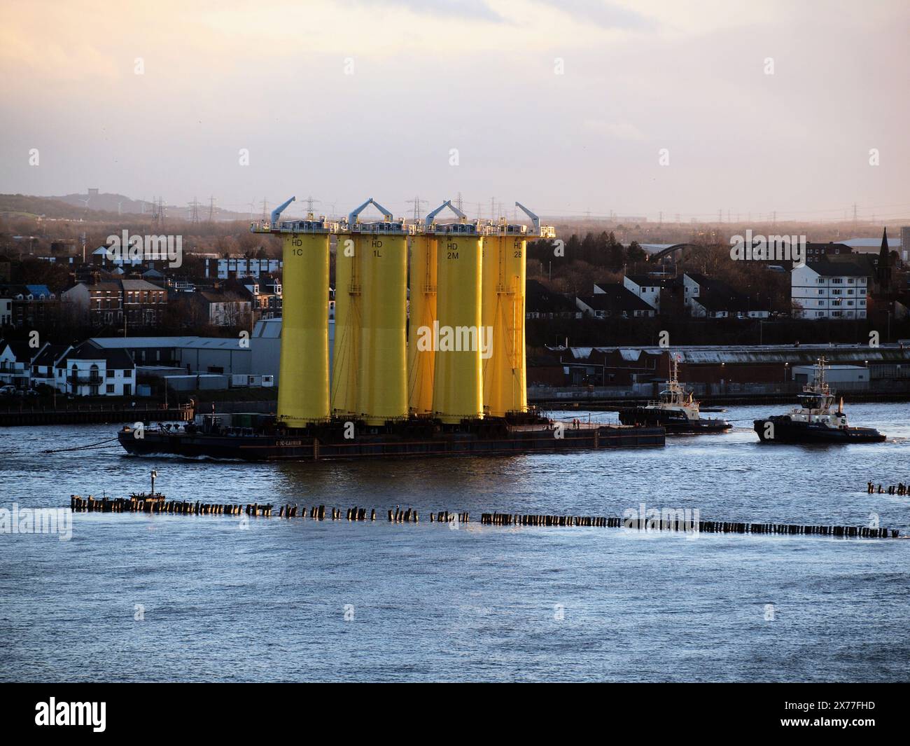 Des superstructures sous-marines d'éoliennes ont été transportées sur la rivière Tyne dans la mer du Nord pour être construites dans un parc éolien. Banque D'Images