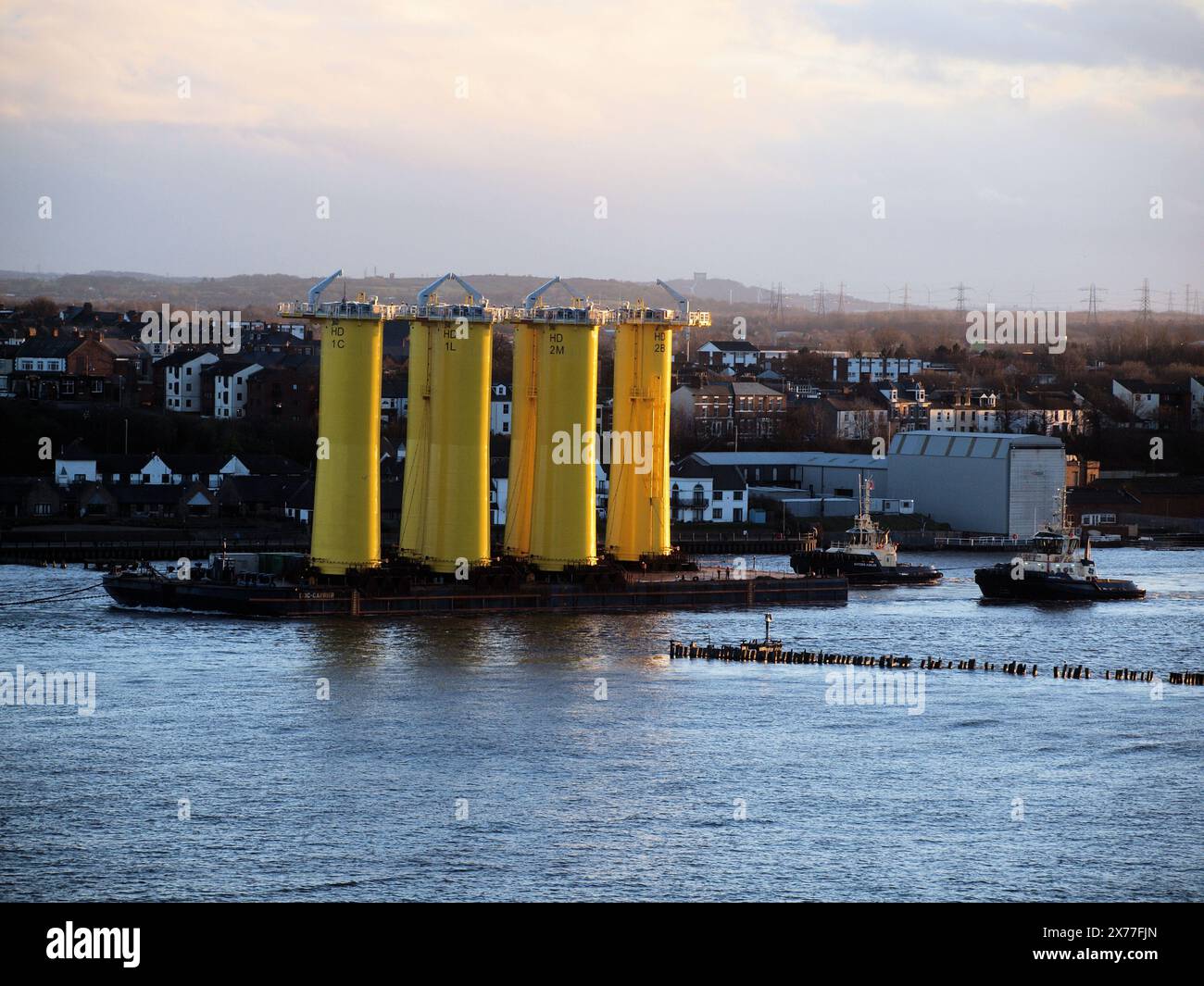 Des superstructures sous-marines d'éoliennes ont été transportées sur la rivière Tyne dans la mer du Nord pour être construites dans un parc éolien. Banque D'Images
