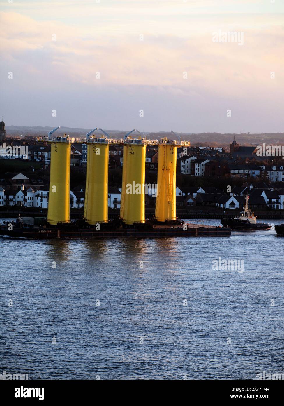 Des superstructures sous-marines d'éoliennes ont été transportées sur la rivière Tyne dans la mer du Nord pour être construites dans un parc éolien. Banque D'Images