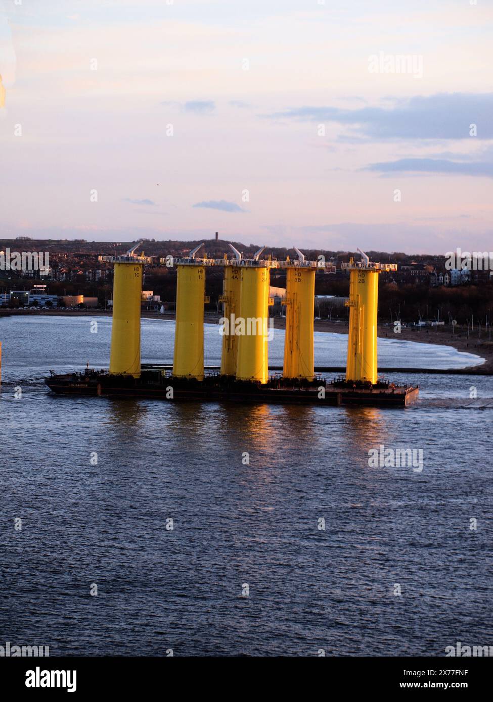Des superstructures sous-marines d'éoliennes ont été transportées sur la rivière Tyne dans la mer du Nord pour être construites dans un parc éolien. Banque D'Images