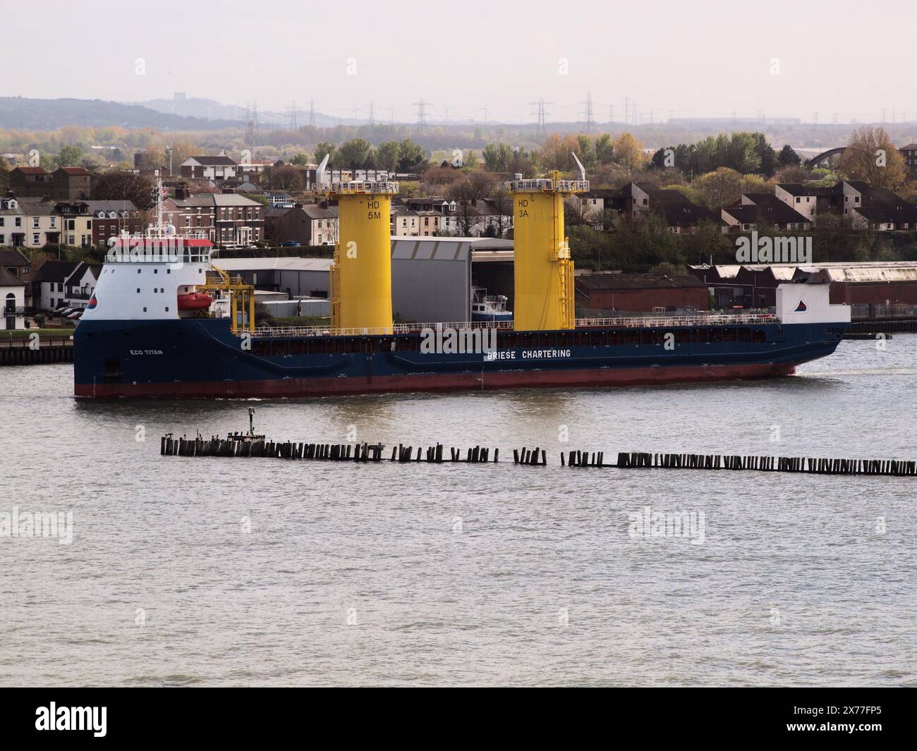 Des superstructures sous-marines d'éoliennes ont été transportées sur la rivière Tyne dans la mer du Nord pour être construites dans un parc éolien. Banque D'Images
