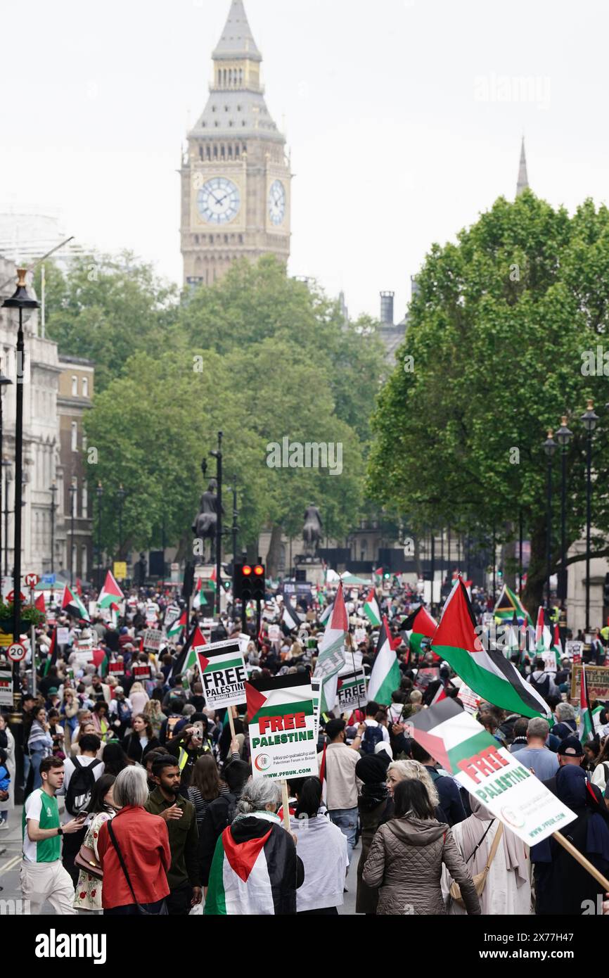 Les gens prennent part à une manifestation pro-palestinienne Nakba 76 et marchent à Londres pour marquer le déplacement massif de Palestiniens en 1948, appelé Nakba. Date de la photo : samedi 18 mai 2024. Banque D'Images