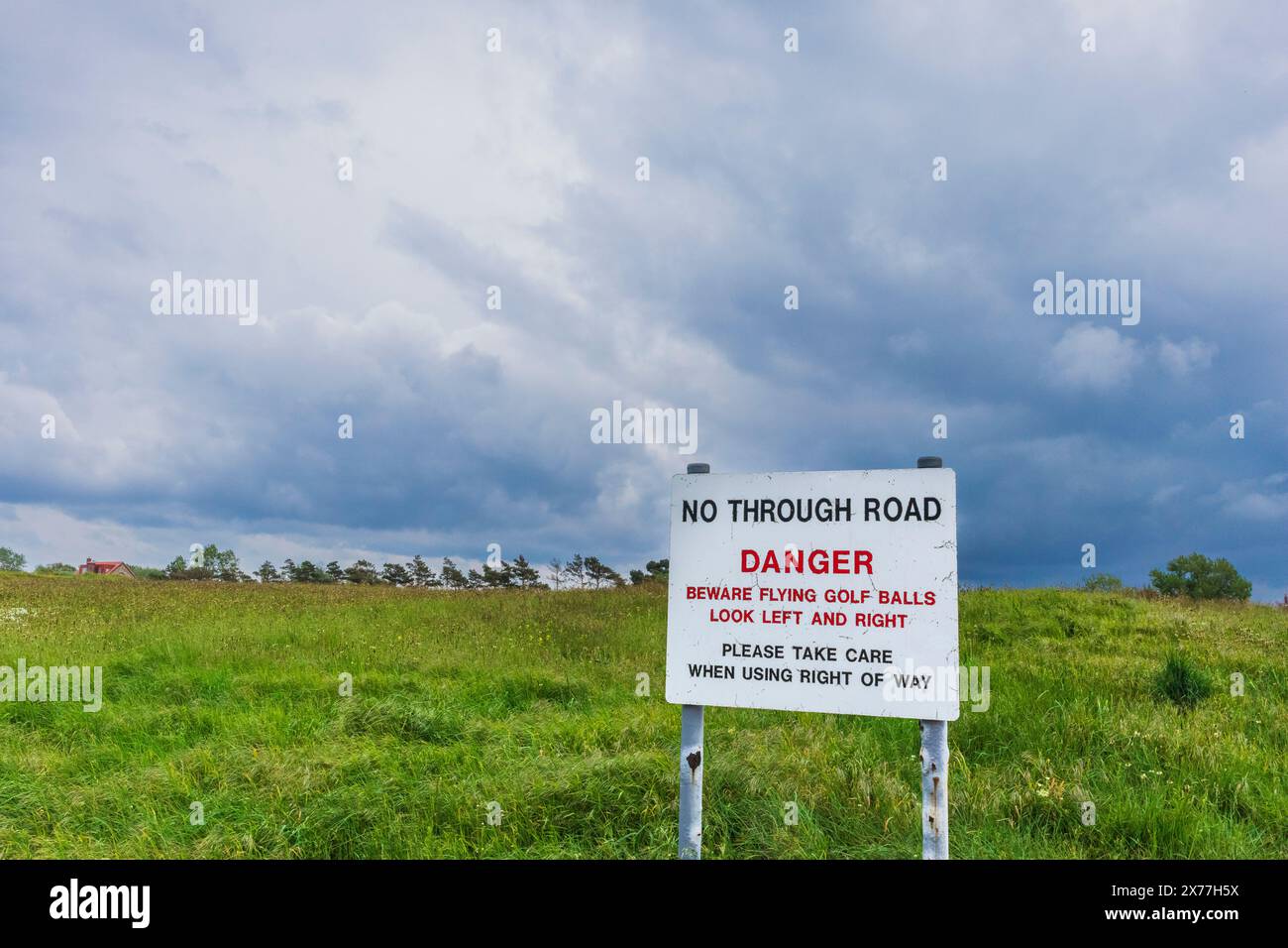 Avertissement de danger des balles de golf signer sur le parcours de golf Hunstanton avec Stormy Sky Banque D'Images