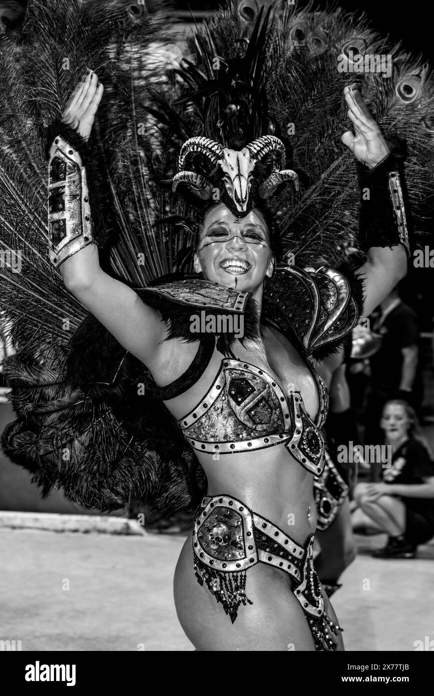 Une belle jeune femme Argentine dansant dans le Corsodromo pendant le Carnaval del Pais annuel, Gualeguaychu, province d'entre Rios, Argentine. Banque D'Images