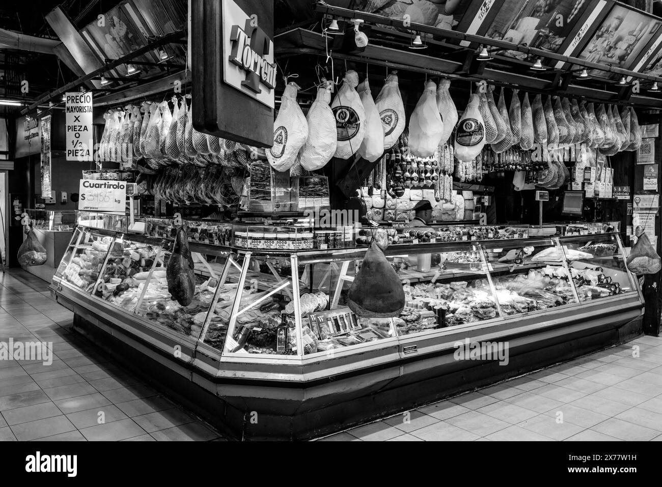 Un magasin traditionnel vendant Une variété de viandes au Mercado Central, Mendoza, Province de Mendoza, Argentine. Banque D'Images