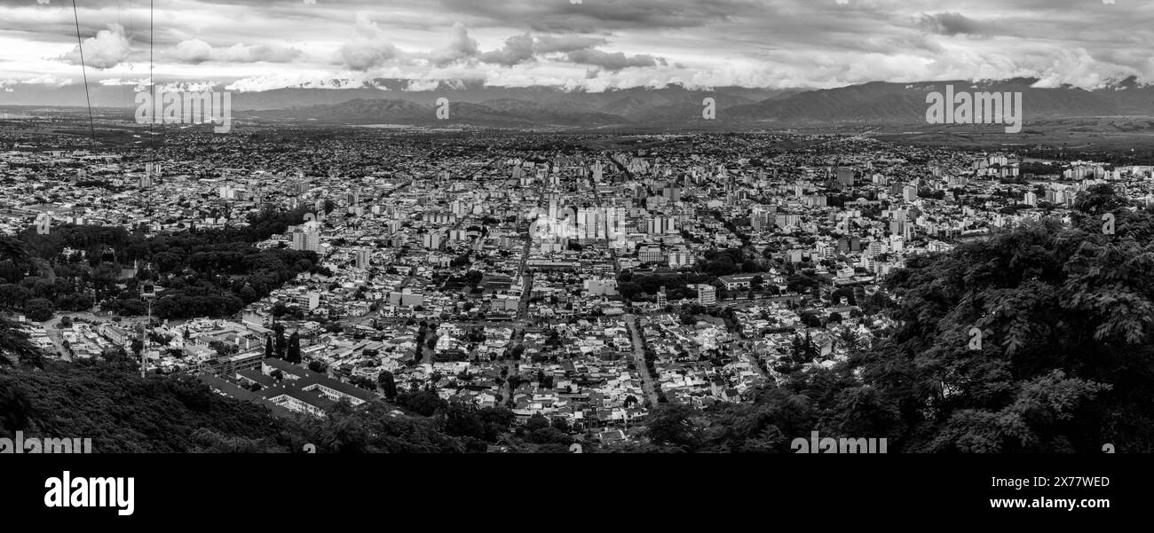 Vue panoramique de la ville de Salta depuis la colline de San Bernardo, province de Salta, Argentine Banque D'Images