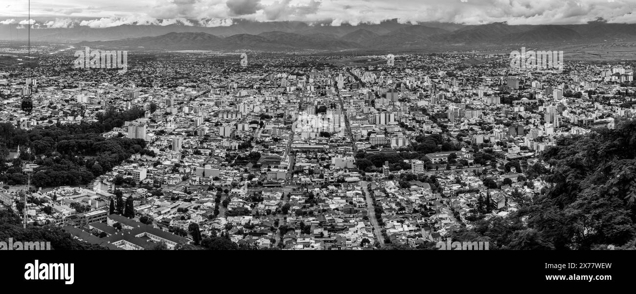 Vue panoramique de la ville de Salta depuis la colline de San Bernardo, province de Salta, Argentine Banque D'Images
