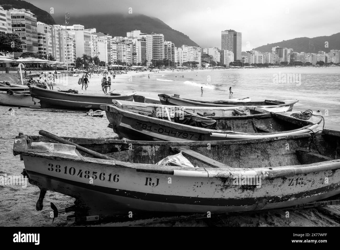 Bateaux de pêche colorés sur la plage de Copacabana, Rio de Janeiro, État de Rio de Janeiro, Brésil. Banque D'Images