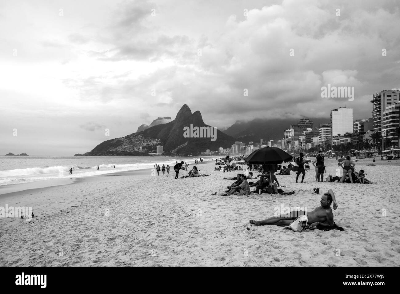 Plage d'Ipanema un jour nuageux, Ipanema, Rio de Janeiro, Brésil. Banque D'Images
