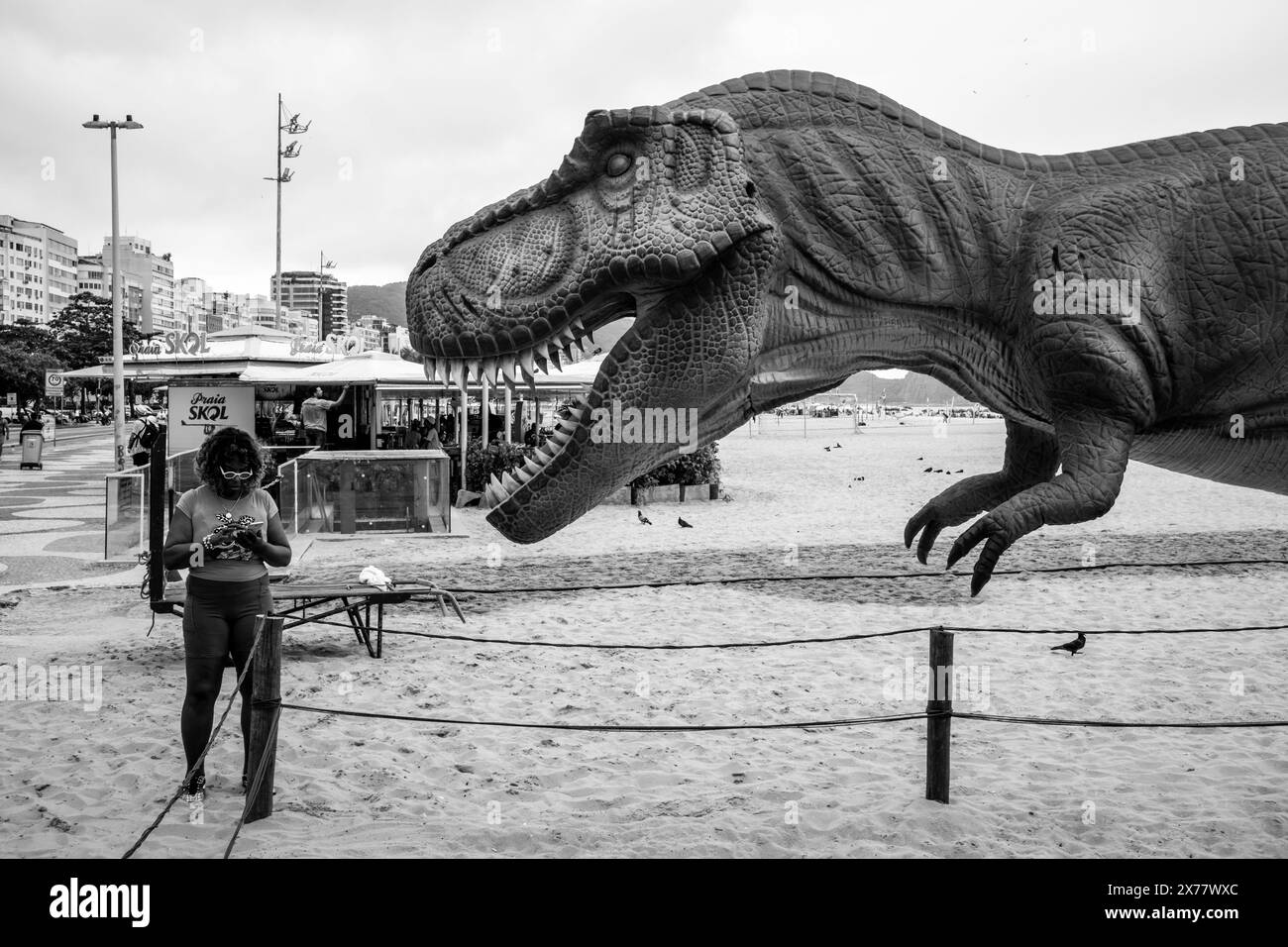 Une grande installation de dinosaures sur la plage de Copacabana, Rio de Janeiro, Brésil. Banque D'Images