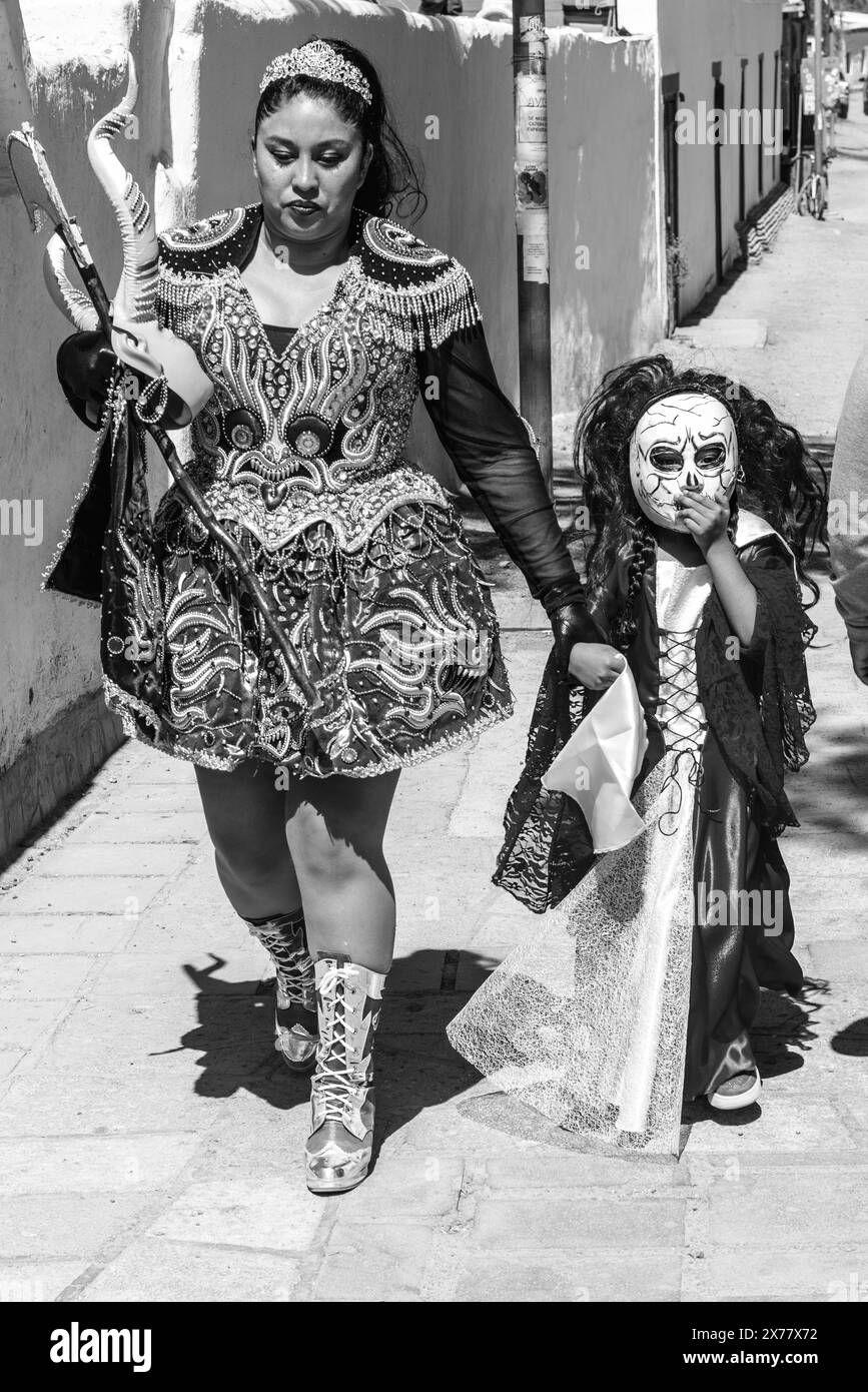 Une mère et sa fille arrivent pour participer à la Fiesta de la Virgen de la Candelaria, San Pedro de Atacama, région d'Antofagasta, Chili. Banque D'Images