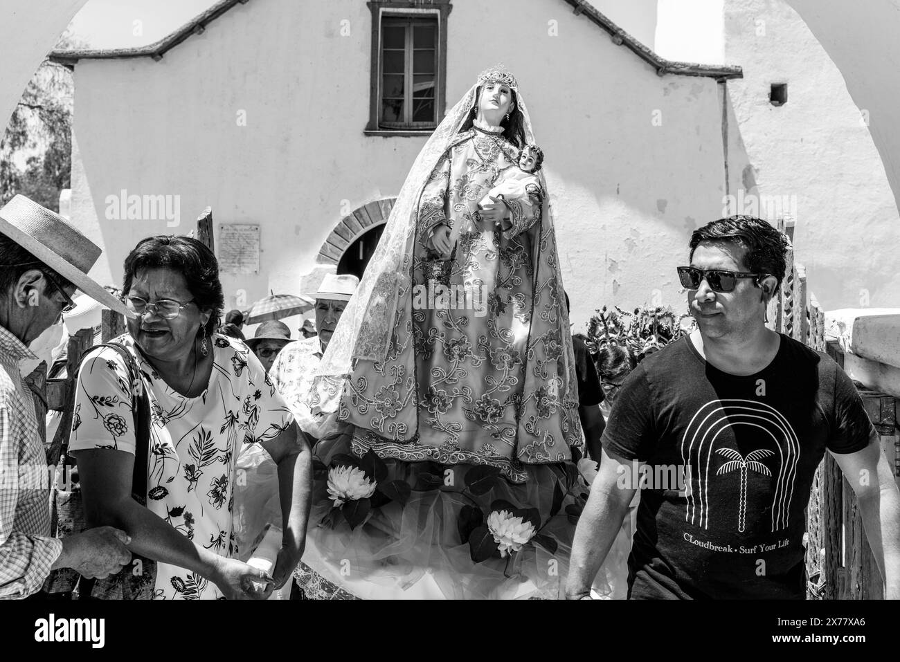 Les habitants portent Une statue de la Vierge Marie autour de la ville pendant la Fiesta de la Virgen de la Candelaria, San Pedro de Atacama, Chili. Banque D'Images