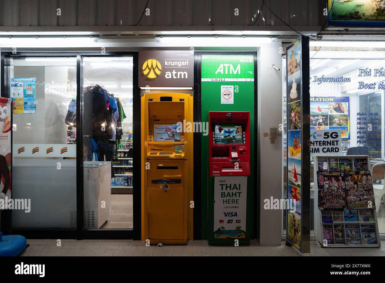 PHUKET, THAÏLANDE - 20 AVRIL 2023 : guichets automatiques bancaires comme on le voit à Patong, Phuket. Banque D'Images