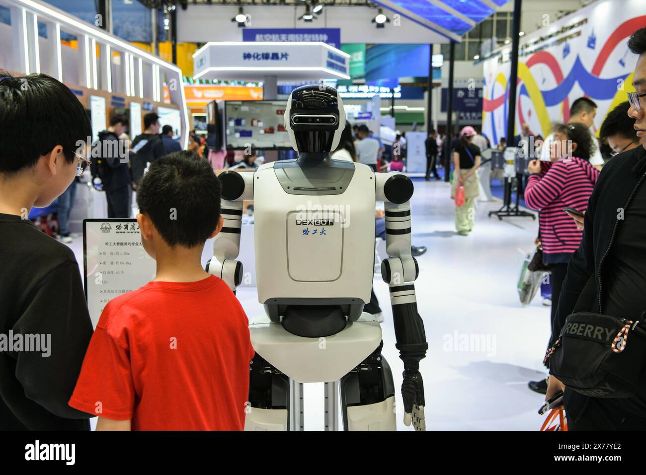 Harbin, province chinoise du Heilongjiang. 18 mai 2024. Un robot est photographié à la 8ème exposition Chine-Russie à Harbin, dans la province du Heilongjiang, au nord-est de la Chine, le 18 mai 2024. Les activités de l'expo ont lieu à Harbin, la capitale du Heilongjiang, du 16 au 21 mai. Plus de 5 000 acheteurs étrangers se sont inscrits à l'expo et des représentants de 44 pays et régions ont participé à l'expo. Crédit : Wang Song/Xinhua/Alamy Live News Banque D'Images